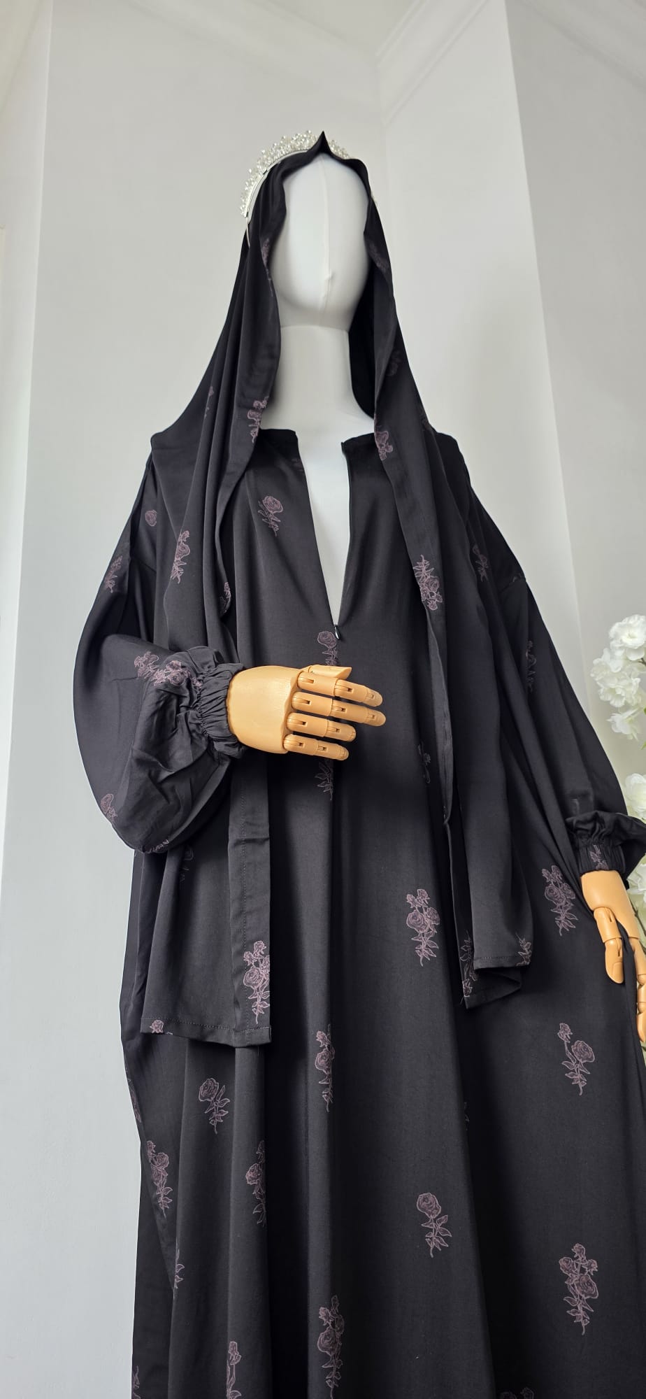 Elegante Halfeti Rose Abaya mit fließendem Schnitt und angenähtem Hijab