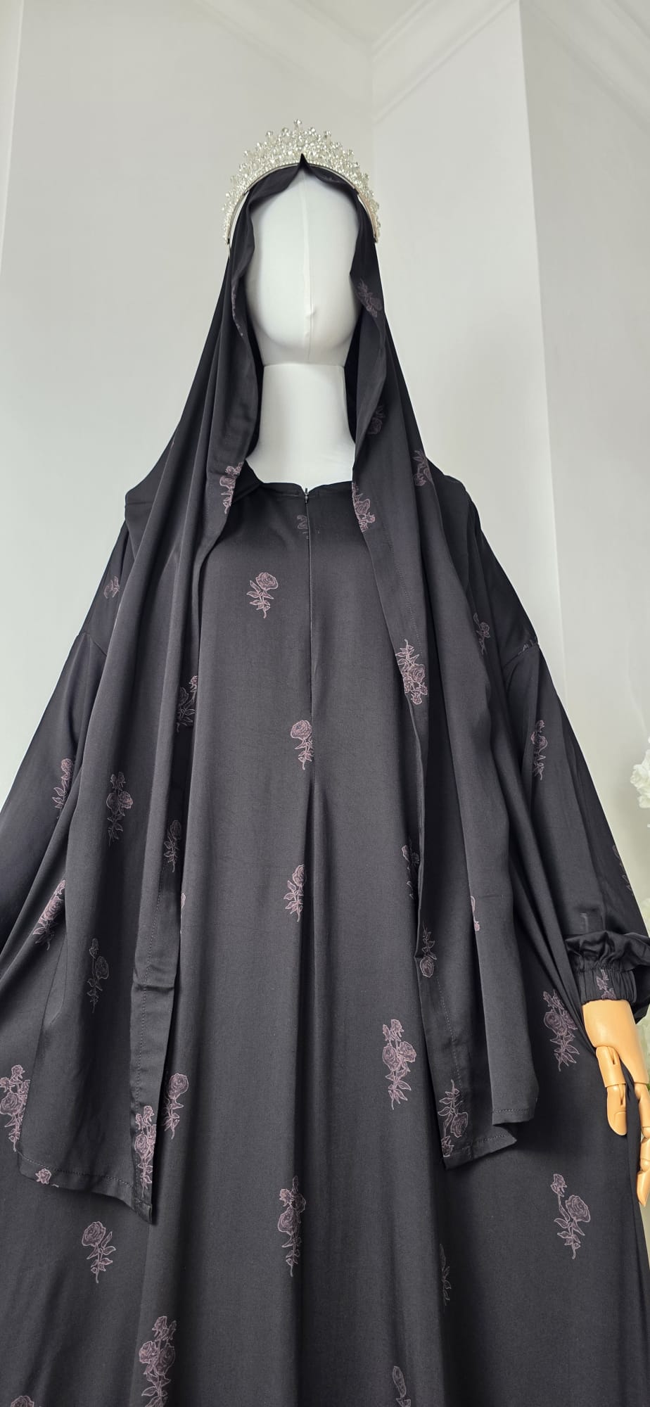 Detailansicht der Rosenstickerei auf schwarzer Premium-Viskose der Halfeti Rose Abaya