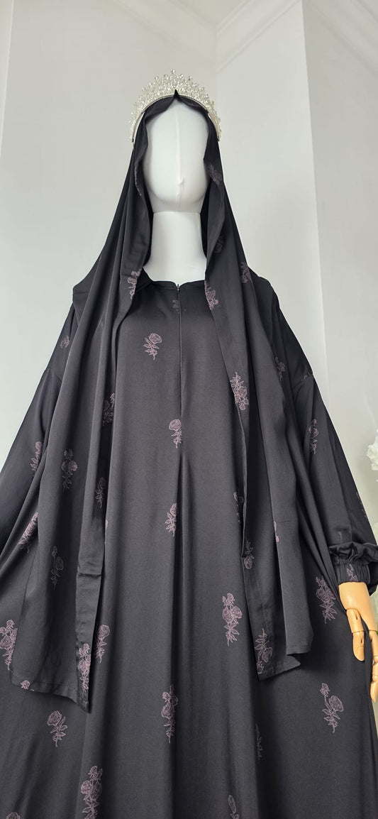 Detailansicht der Rosenstickerei auf schwarzer Premium-Viskose der Halfeti Rose Abaya