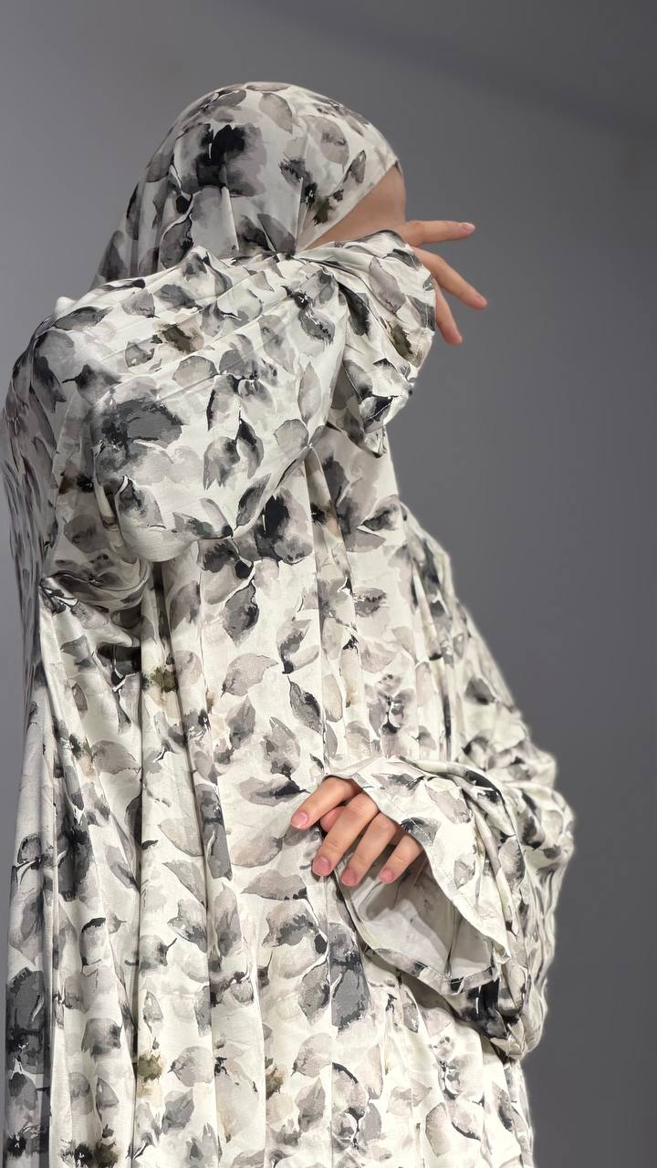 Detailaufnahme der Ärmel mit Gummizug beim Hawwa Kleid