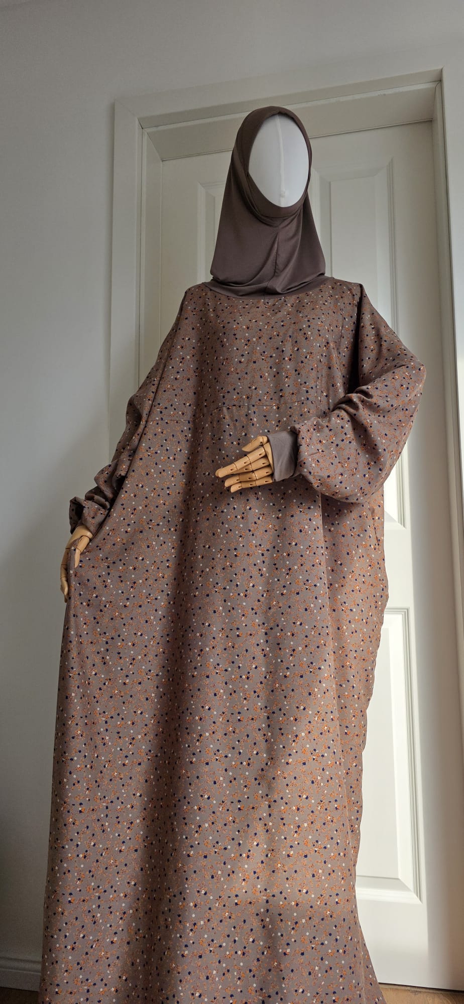 Hellbraunes Haya Gebetskleid mit Blumenmuster und integriertem Bonnet für Gebet und Alltag