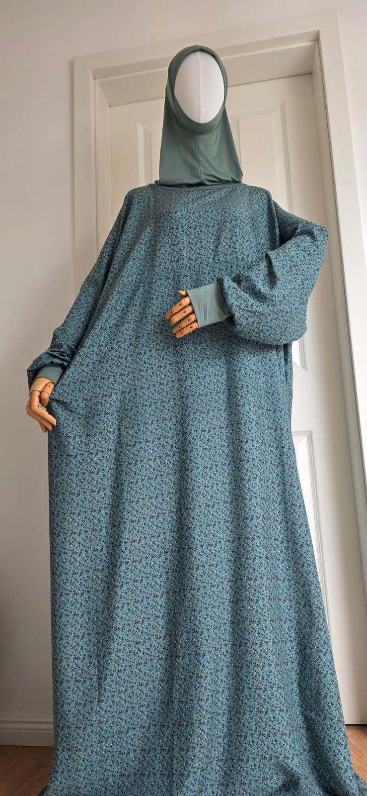 Haya Gebetskleid in Blaugrün mit floralem Muster und integriertem Bonnet aus Viskose