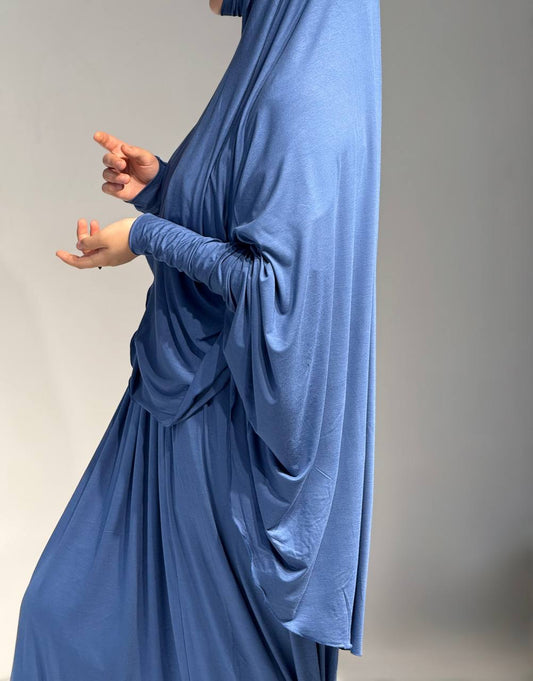 Seitenansicht des Jilbab Azraq Ocean im Stehen, weiter, fließender Stoff mit elegantem Faltenwurf.