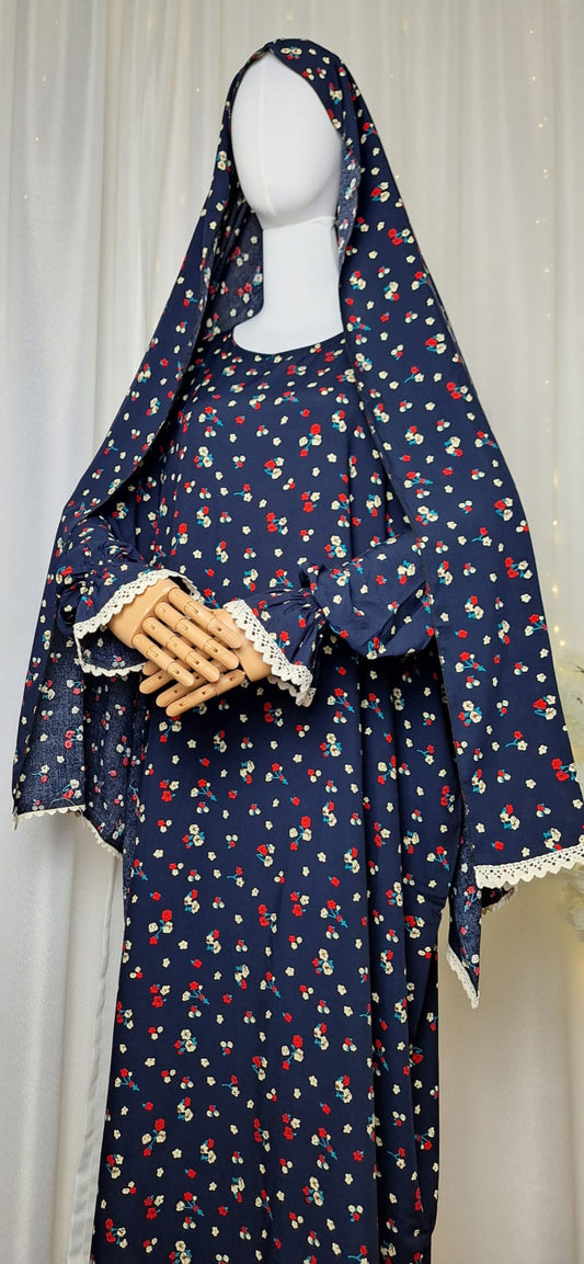 Zweiteiliges dunkelblaues Gebetskleid mit floralem Muster, frontal auf Schaufensterpuppe mit Khimar