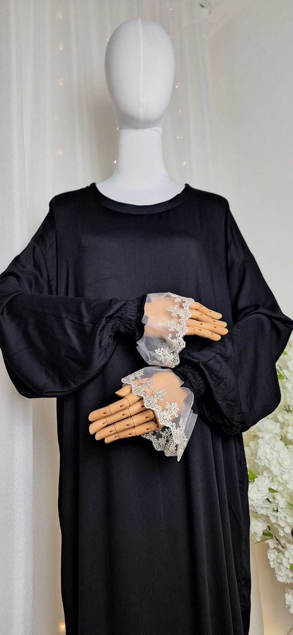 Vorderansicht der Hilya Noire Abaya mit feinen Drapierungen