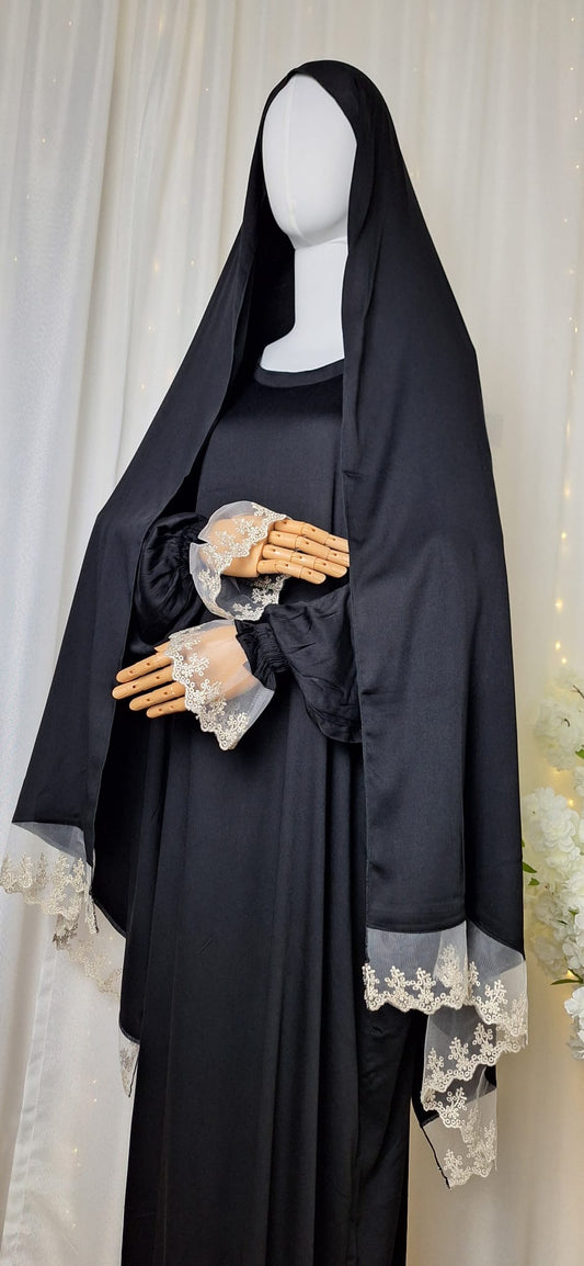 Schwarze Abaya mit dezentem Faltenwurf, schwarze Kopfbedeckung