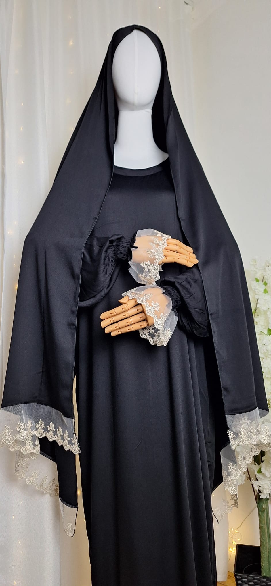 Elegante schwarze Abaya mit leicht ausgestelltem Schnitt im Frontprofil