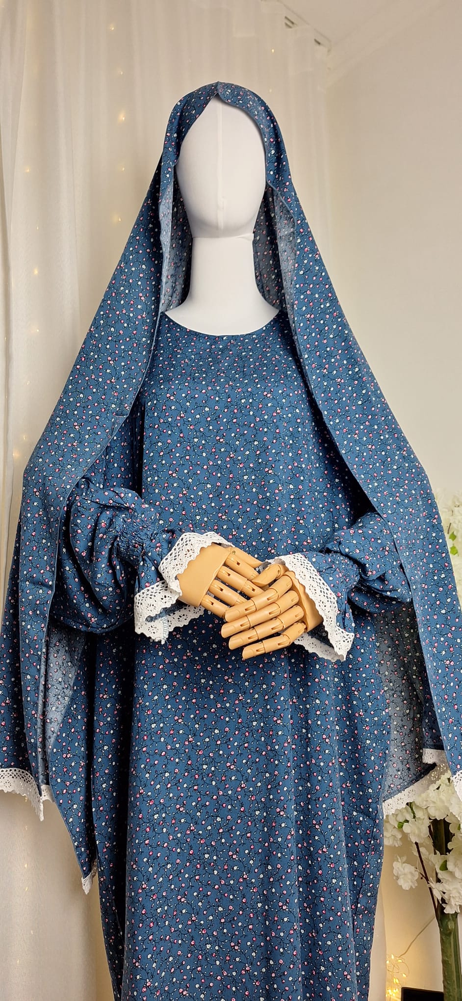 Seitliche Frontansicht des Rawdah Blue Outfits mit betonten Ärmeln und elegantem Fall