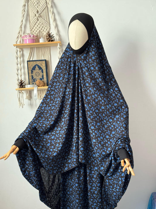 Jilbab Qahira Flowers – schwarzer Jilbab mit Rock, Kopftuch und blauem Blumenmuster – elegante islamische Mode