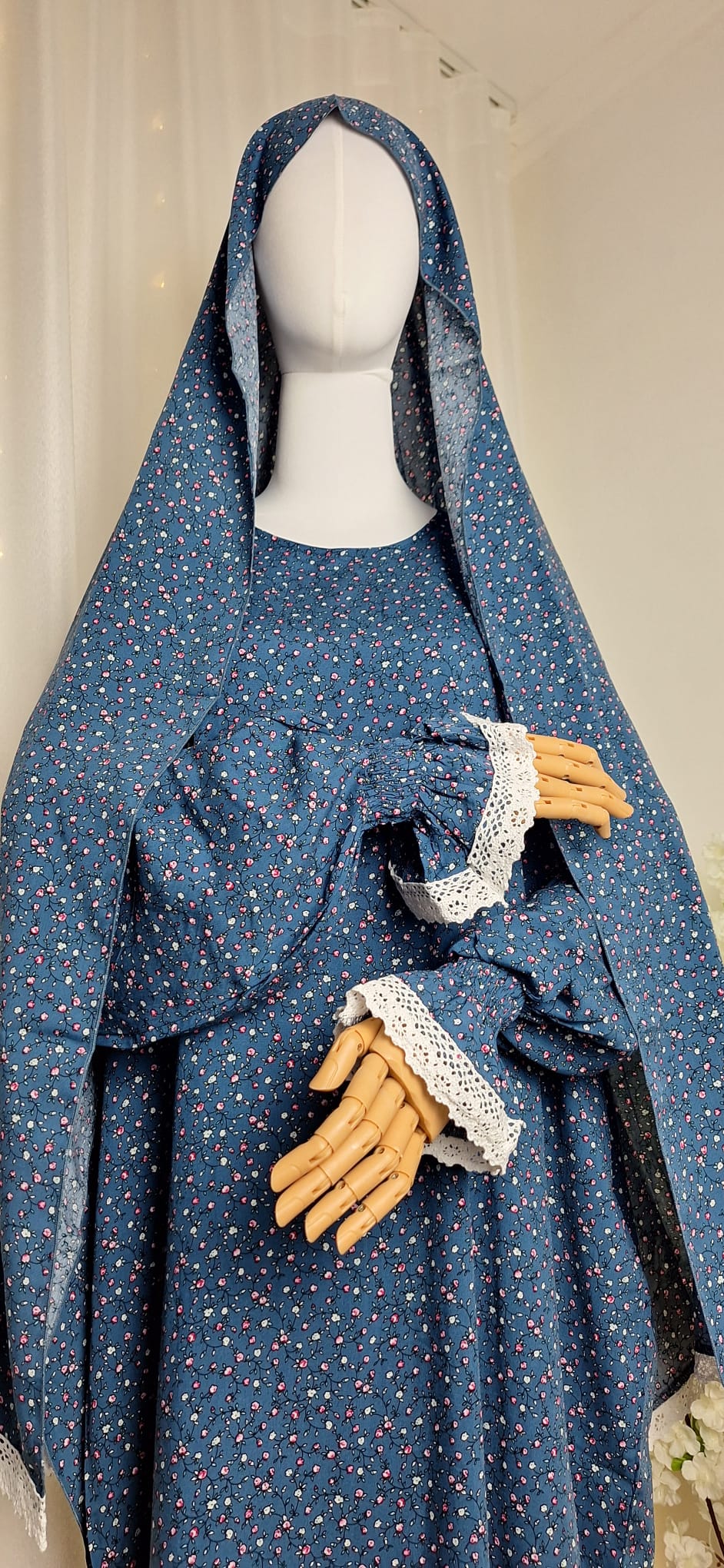Zweiteiliges Kleid in Blau mit feinem Muster, kombiniert mit Khimar, frontal präsentiert auf Schaufensterpuppe