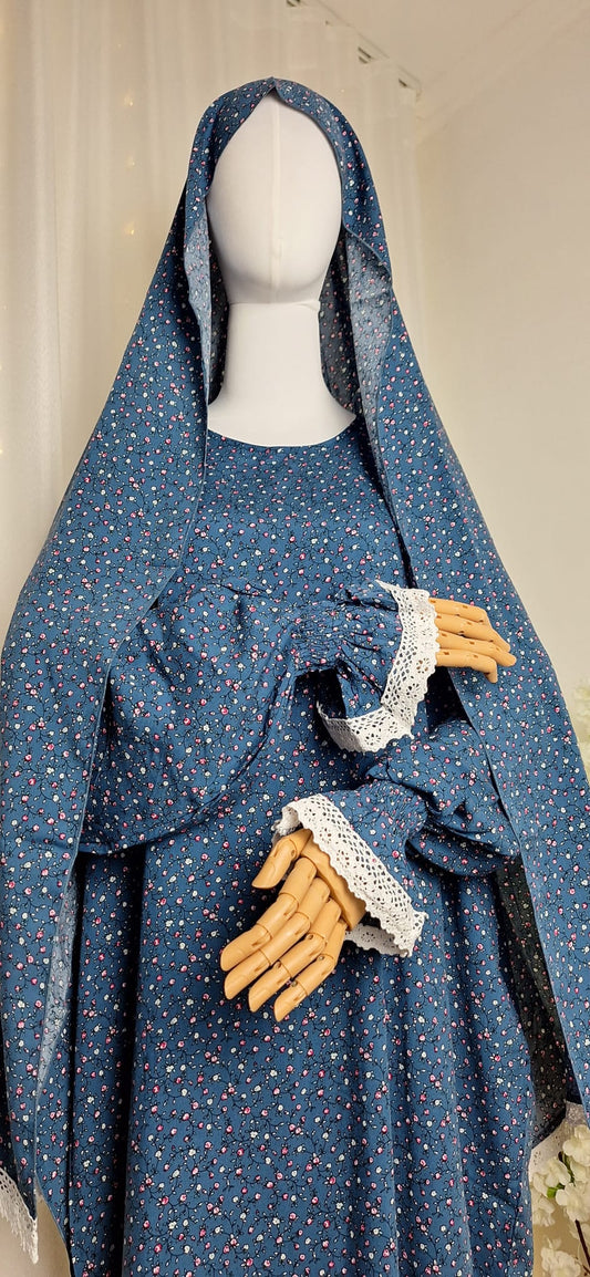 Zweiteiliges Kleid in Blau mit feinem Muster, kombiniert mit Khimar, frontal präsentiert auf Schaufensterpuppe