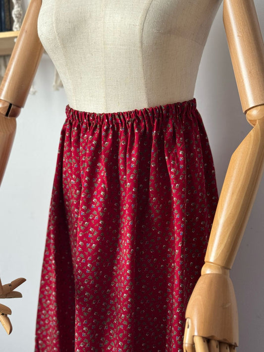 Rock des Jilbabs in Rot mit elastischem Bund und floralem Muster – Detailansicht.