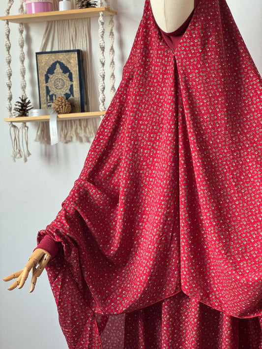 Jilbab in Rot mit floralem Muster – Detailaufnahme Vorderseite.