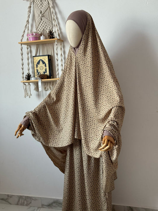 Islamischer Jilbab Sahara Flowers – beiger Jilbab mit kleinen Blüten, Rock und Kopftuch