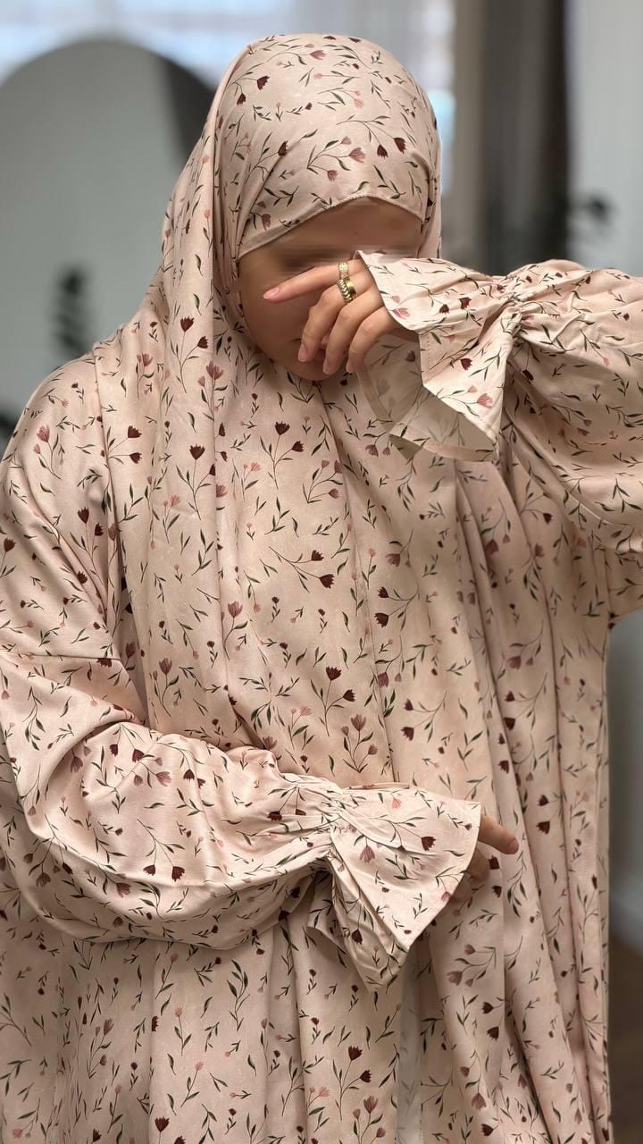 Detail Kleid Juwayriyya – weicher Viskosestoff mit floralem Muster
