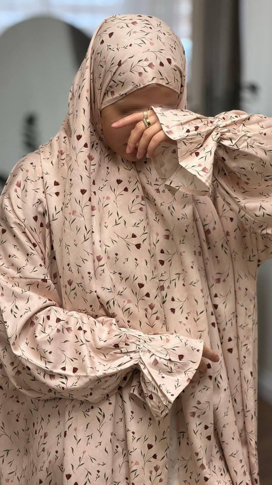 Detail Kleid Juwayriyya – weicher Viskosestoff mit floralem Muster