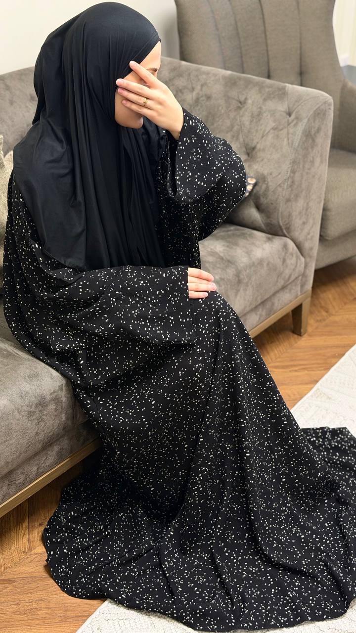 Abaya seitlich fließender Butterfly Schnitt schwarz mit feinem Muster