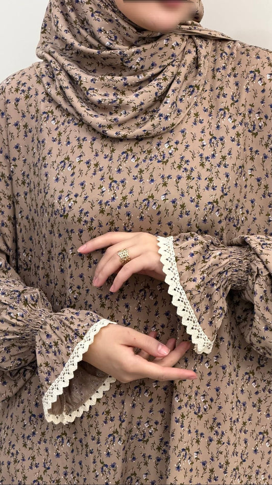 Taupe Abaya mit Blumenmuster und Spitzenärmeln.