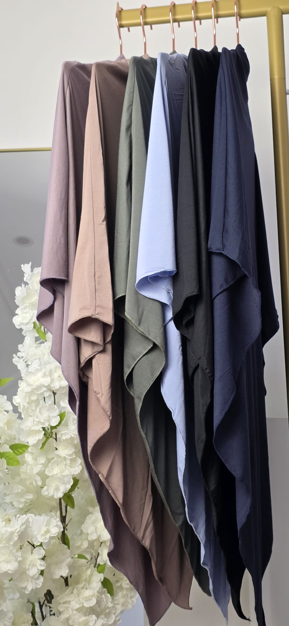 Kurzer Khimar aus weicher Viskose in verschiedenen Farben auf Kleiderstange