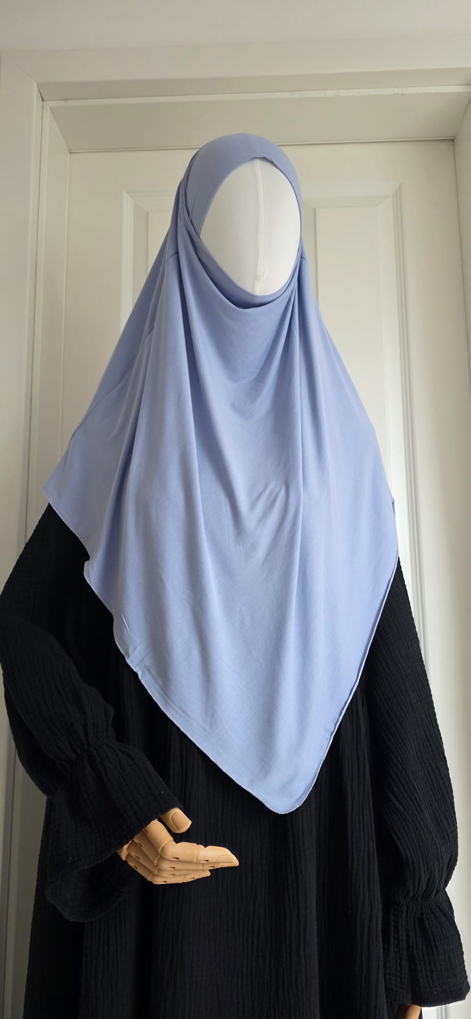 Kurzer Khimar in Hellblau aus weicher Viskose mit fließendem Fall