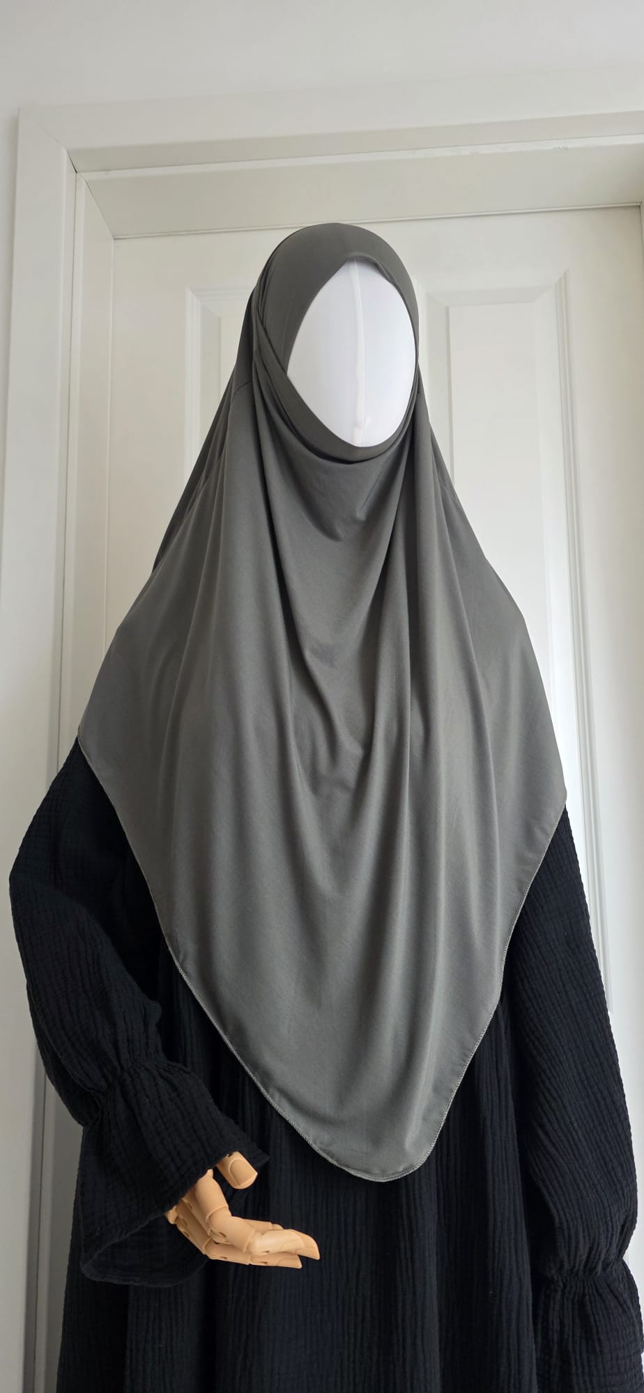 Kurzer Khimar in Olivgrün aus weicher Viskose moderner natürlicher Look