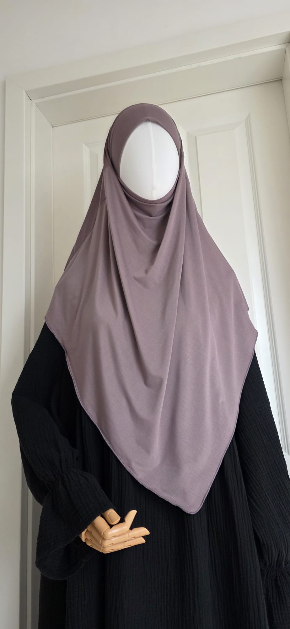 Kurzer Khimar in Taupe aus weicher Viskose elegant fallend