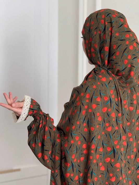 Zweiteiliges Kleid „Lale“ in tiefem Olivgrün mit leuchtendem Mohnblumenmuster.