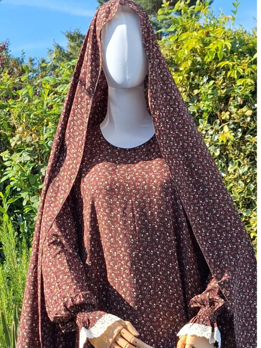 Zweiteiliges Kleid „Layali“ in warmem Braunton mit filigranem Allover-Muster.