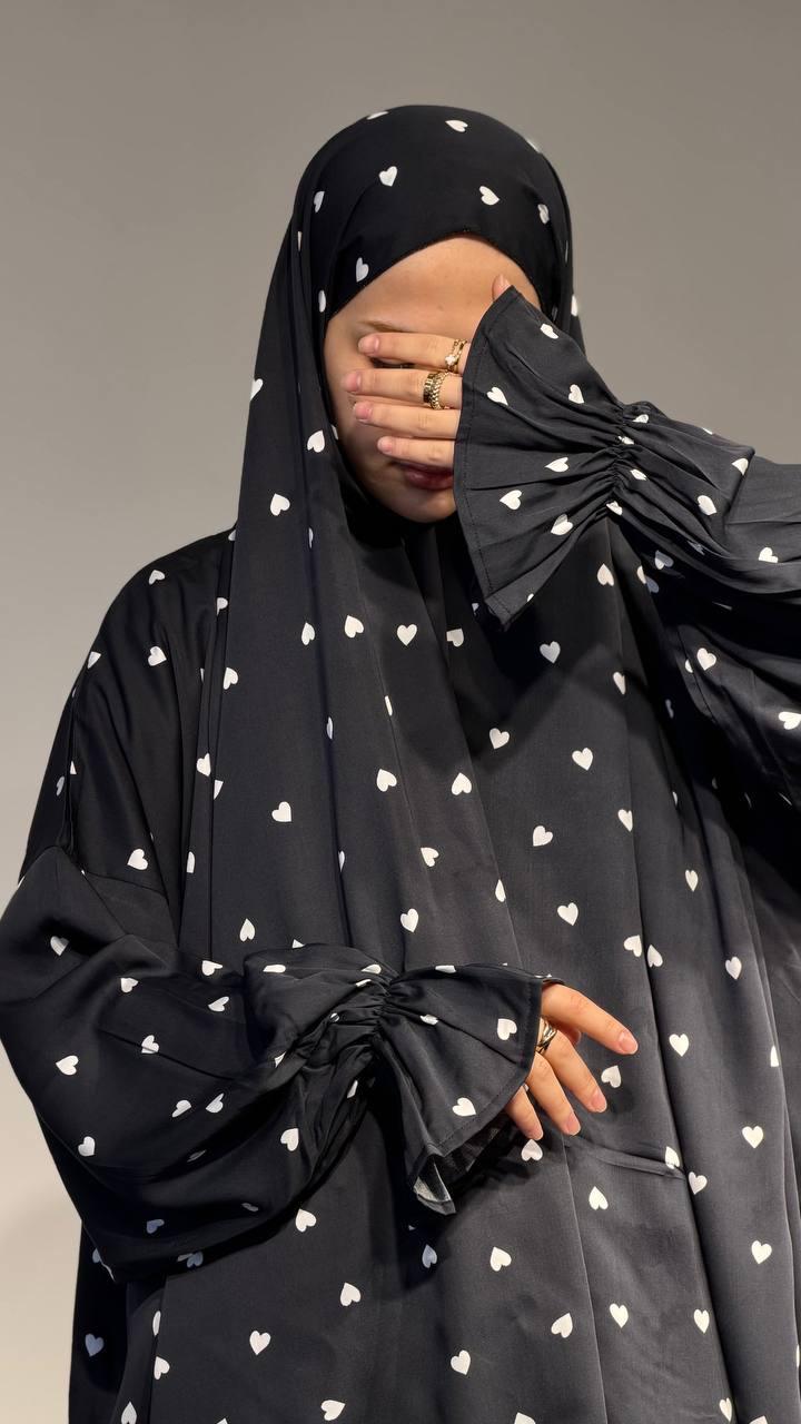 Schwarze Abaya Premium Viskose mit weißen Herzen und integriertem Kopftuch
