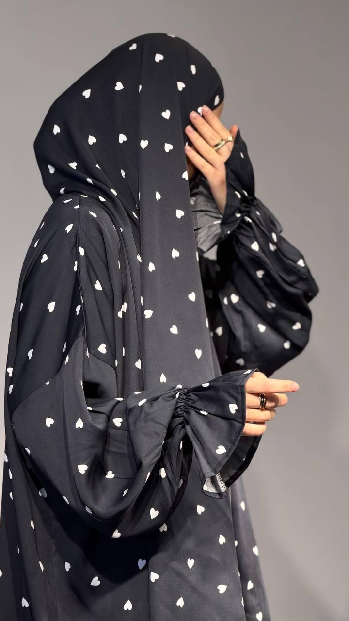 Abaya schwarz mit weißen Herzen seitlich lockerer Schnitt