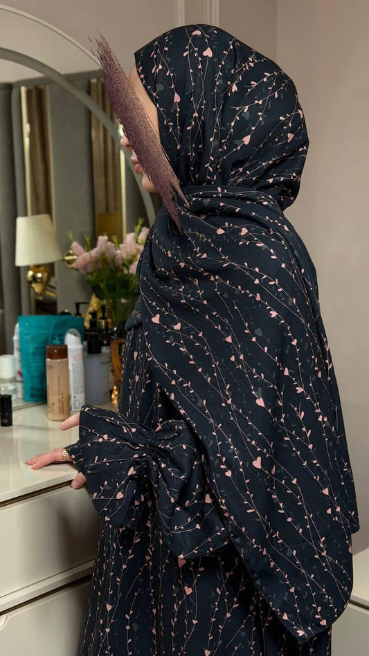 Layl Fleur Abaya Seitenansicht elegante schwarze Abaya mit Blumen