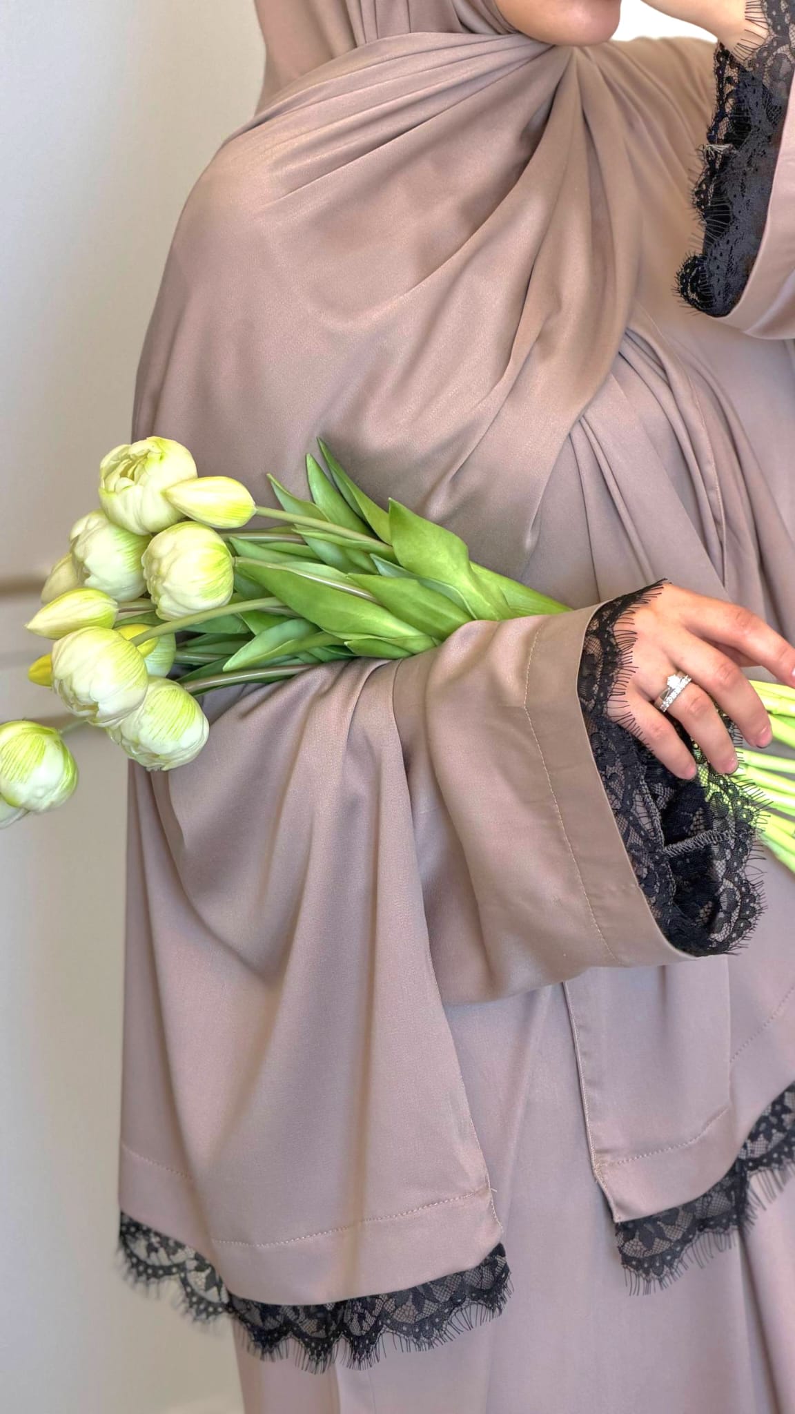 Detail der schwarzen Spitzenärmel des Lubna Noir Abaya Sets