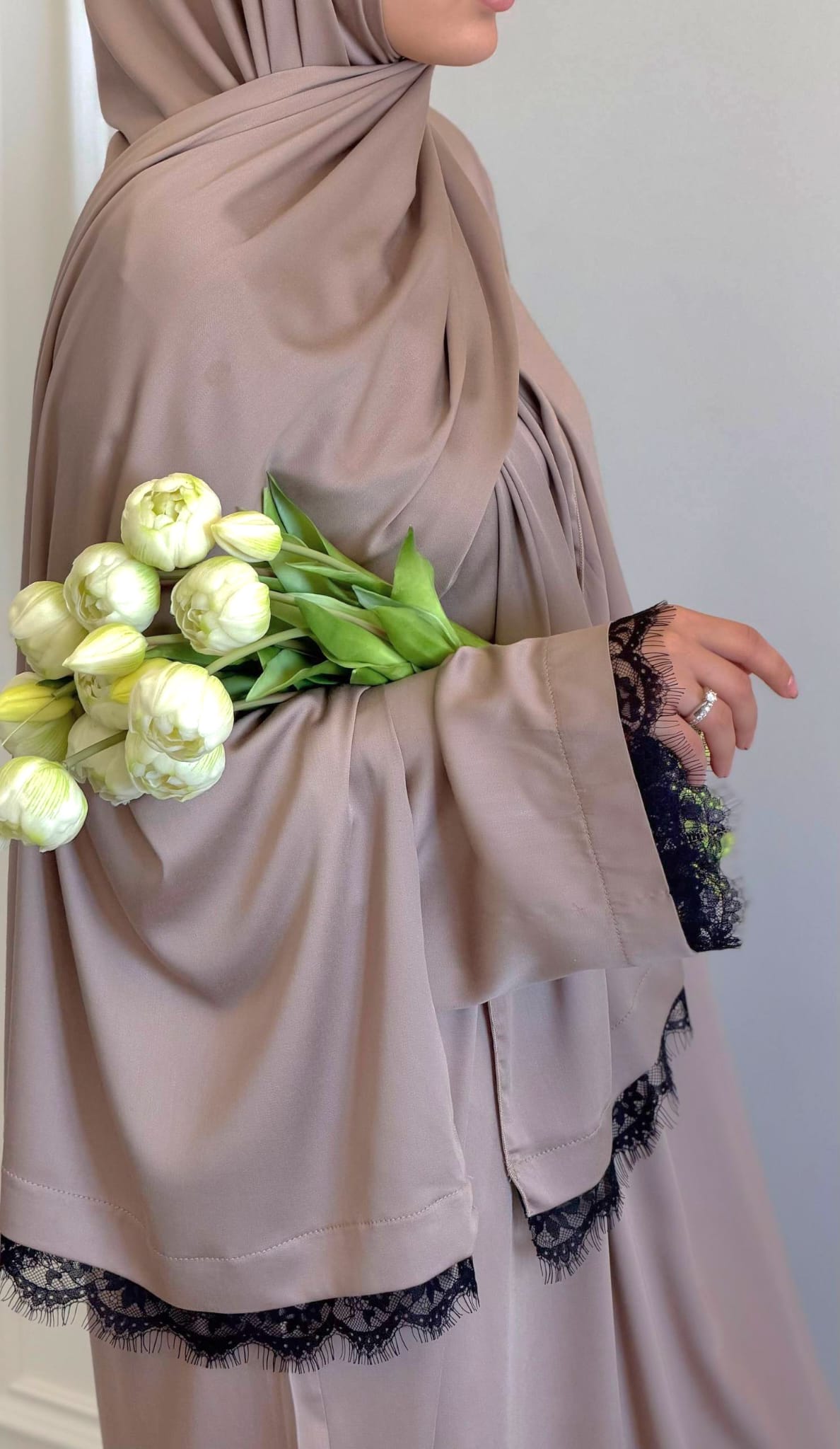 Lubna Noir Abaya Set in Taupe mit schwarzer Spitze und passendem Hijab