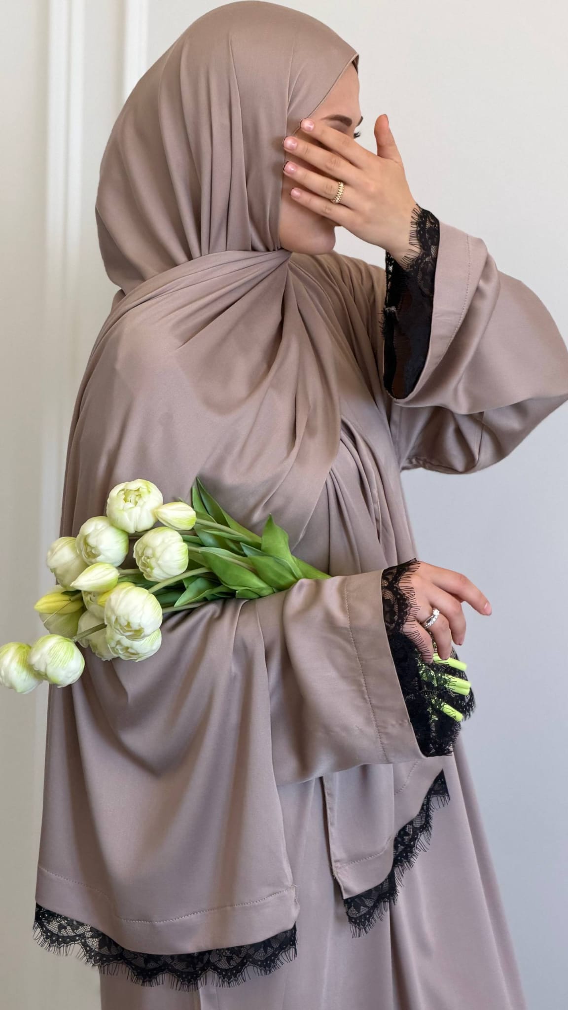 Butterfly Abaya Lubna Noir in Taupe mit eleganter schwarzer Spitze