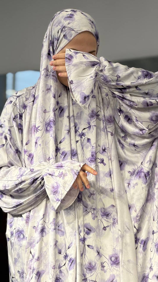 Maryam Kleid mit angenähtem Kopftuch aus weicher Viskose in floralem Lila