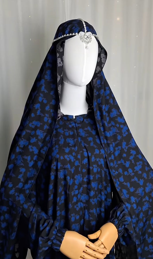 Abaya Set „Medina Blue“ mit tiefblauem Stoff und floralem Muster, elegant drapiert.