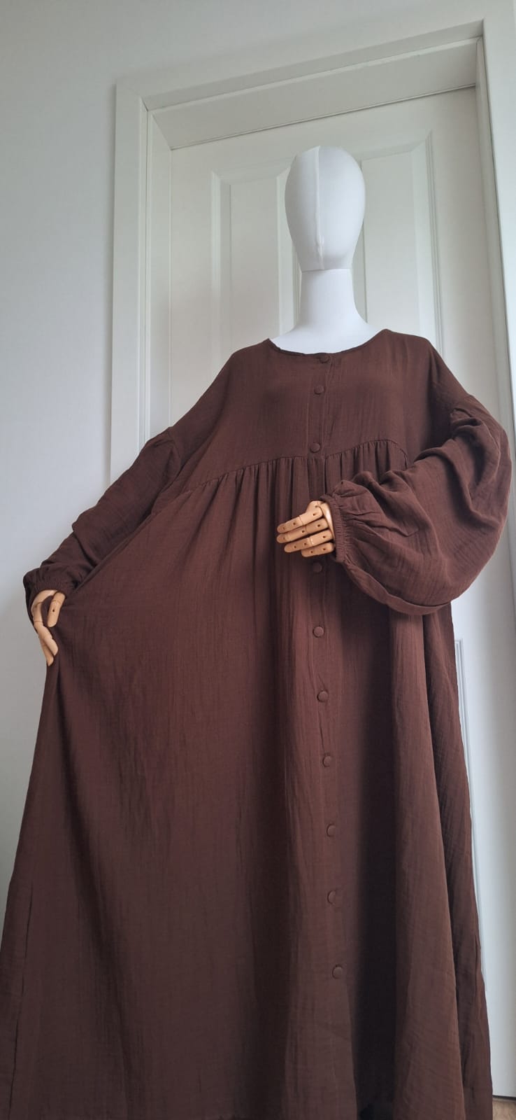 Braunes Musselin Kleid von vorne