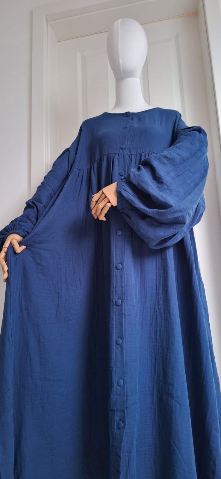 Dunkelblaues Musselin Kleid von vorne