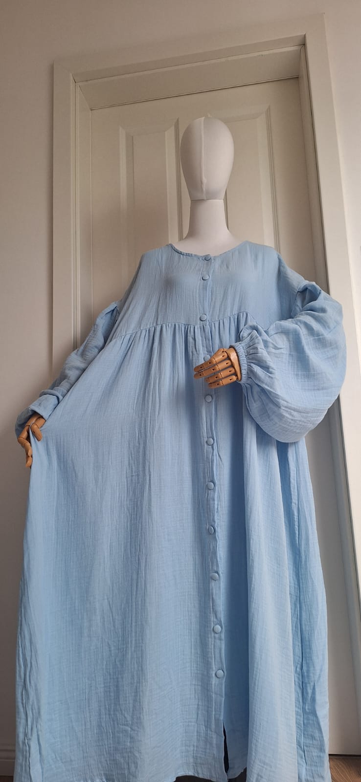 Hellblaues Musselin Kleid von vorne
