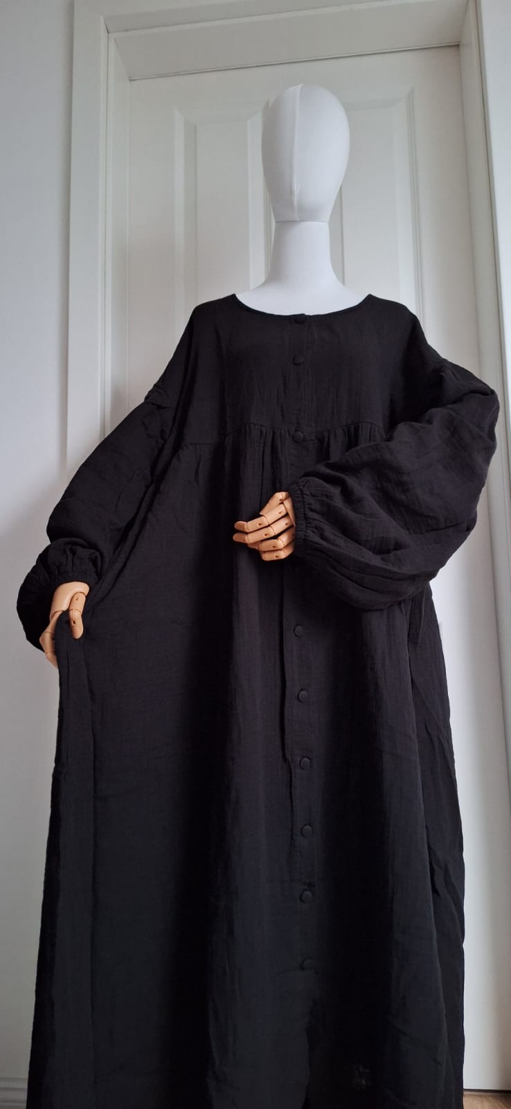 Dunkelblaues Musselin Kleid von vorne