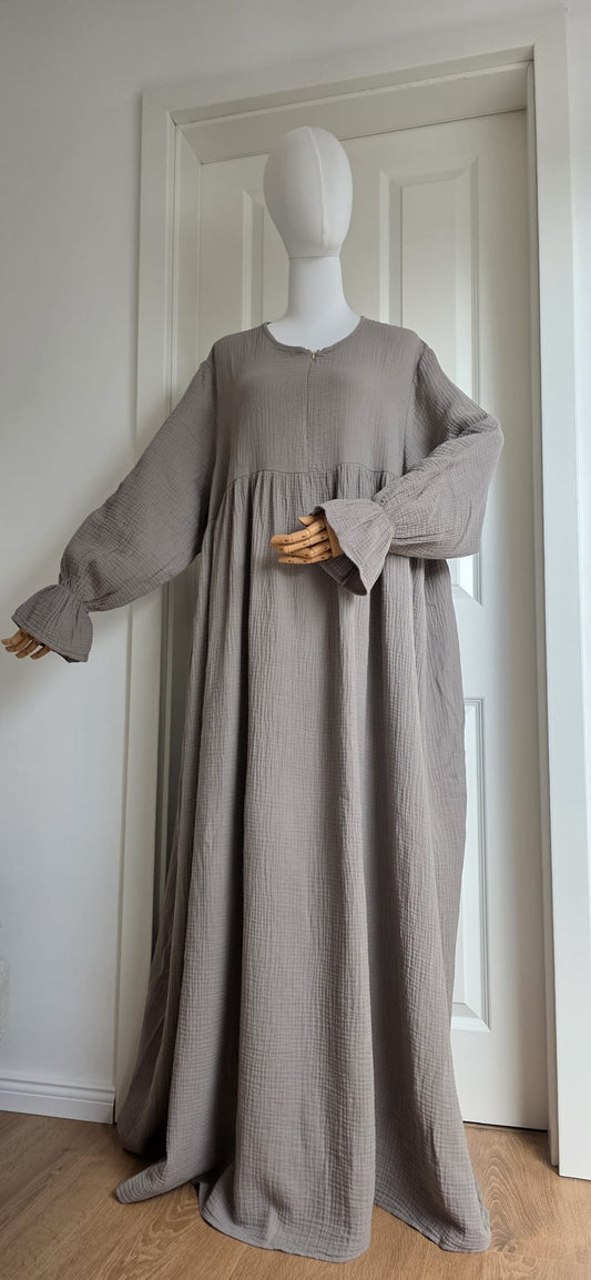 „Locker fallendes Musselin Maxikleid für Damen in Beige/Taupe mit langen Ärmeln und weitem Schnitt – modisches, bedeckendes Kleid für Alltag und besondere Anlässe“