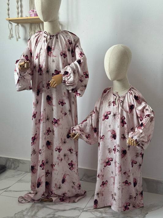 Zweier-Set: Abaya für Mutter und Kind, rosa Grundton mit floralen Mustern