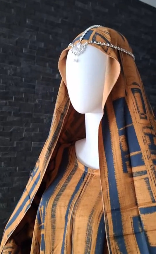 Nuhasiyyah Bronz: Edles Set mit orientalischem Muster in Kupfer-Bronze und Navy auf schwarzem Grund.