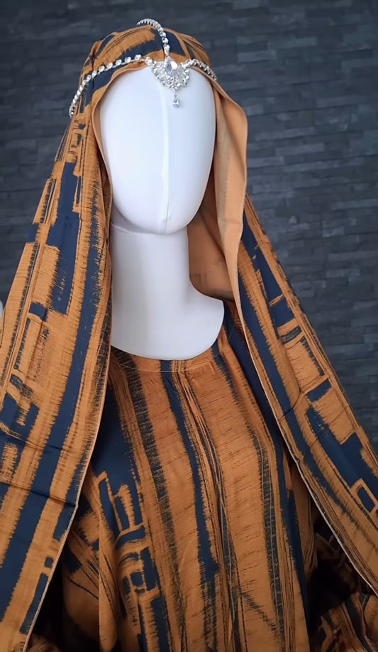 Vollansicht des eleganten zweiteiligen Kleids „Nuhasiyyah Bronz“ mit aufwendig gemustertem Khimar.