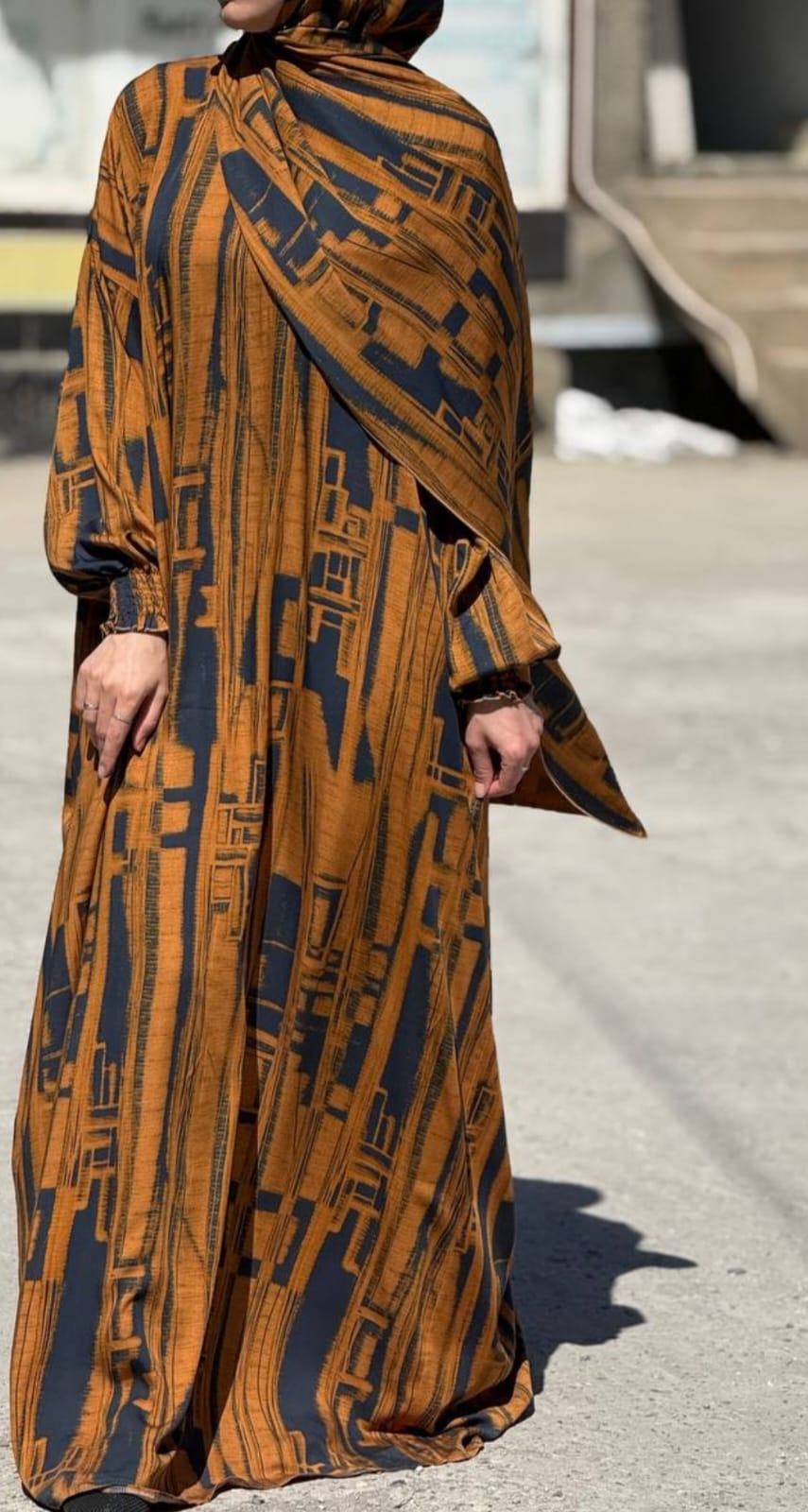 Nuhasiyyah Bronz: Edles Set mit orientalischem Muster in Kupfer-Bronze und Navy auf schwarzem Grund.