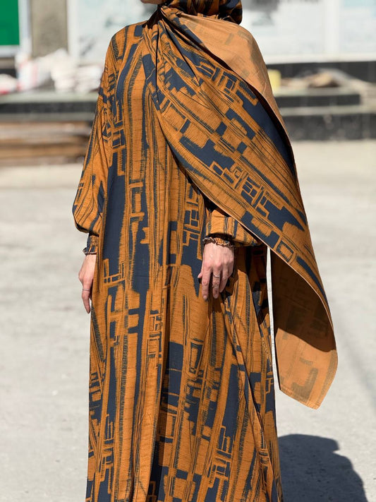 Komplettaufnahme mit kunstvoll verarbeitetem Stoff des „Nuhasiyyah Bronz“-Sets.