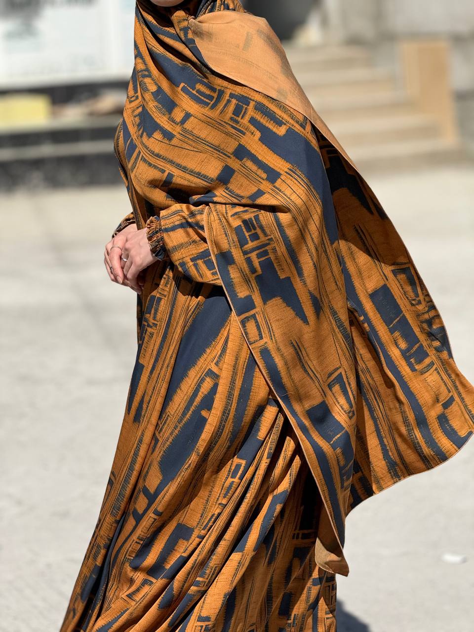 Seitenansicht des eleganten zweiteiligen Kleids „Nuhasiyyah Bronz“ mit aufwendig gemustertem Khimar.