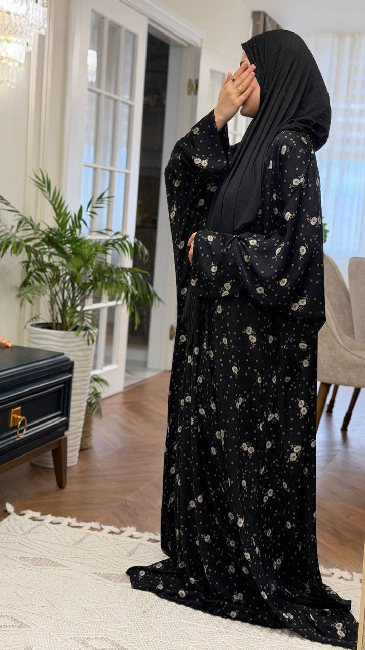 Schwarze Butterfly Abaya Papatya mit integriertem Hijab. Komplettansicht.