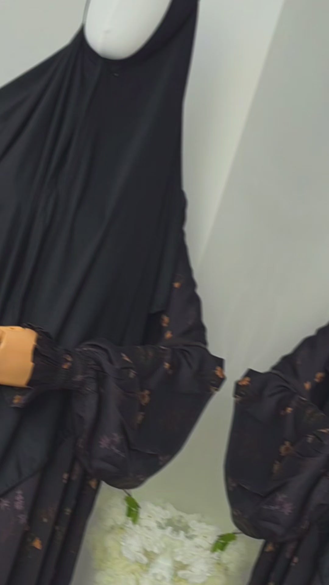 Ruwaida Abaya aus Premium-Viskose mit angenähtem Hijab und fließendem Stoff