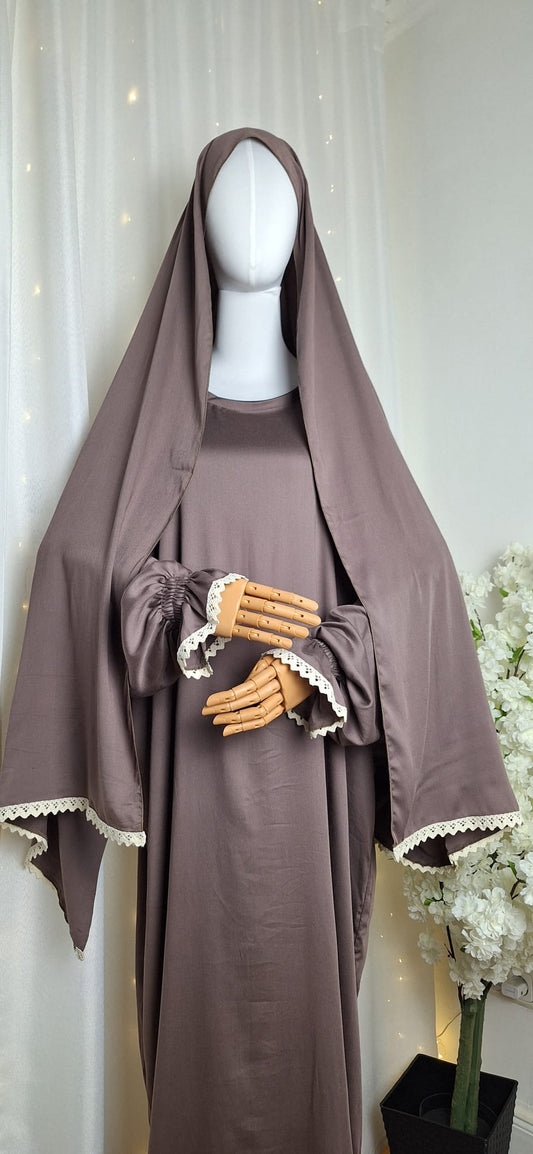 Elegantes zweiteiliges Kleid „Qahwa“ in mokkabraun, stilvoll kombiniert mit langem Khimar.